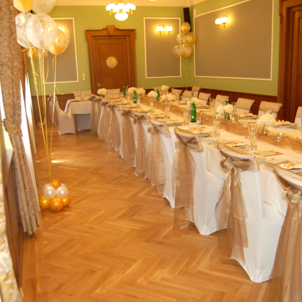 Svatebn� hostina
