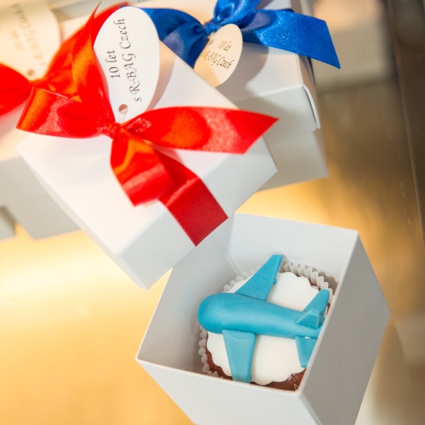 Cup cake s letadlem - firemn� d�rek
