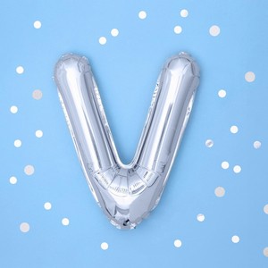 BAL�NEK f�liov� mini p�smeno V st��brn� 35 cm