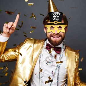 Br�le s kloboukem "HNY" pap�rov�
