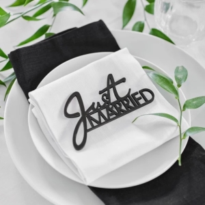 Dekorace d�ev�n� Just Married �ern� 7 x 12 cm 6 ks